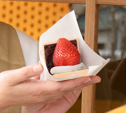 栃木県産の大粒いちごをまるごと。目の前で仕上げる「フルーツ大福もなか」