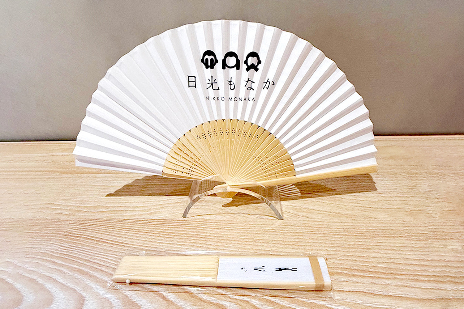 日光観光にも活躍。日光もなかオリジナルロゴをあしらった「扇子」を販売中！