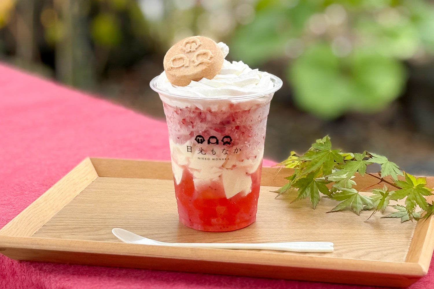 《期間限定》特製ジュレとまるごと削った果実を贅沢に重ねた「苺のふわけずりパフェ」
