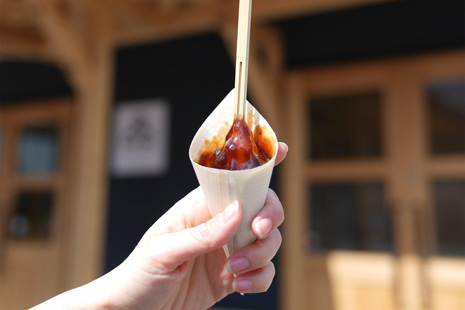 老舗赤味噌のうまみが際立つ。日光の恵みを味わう自慢の「日光味噌®︎みたらし」